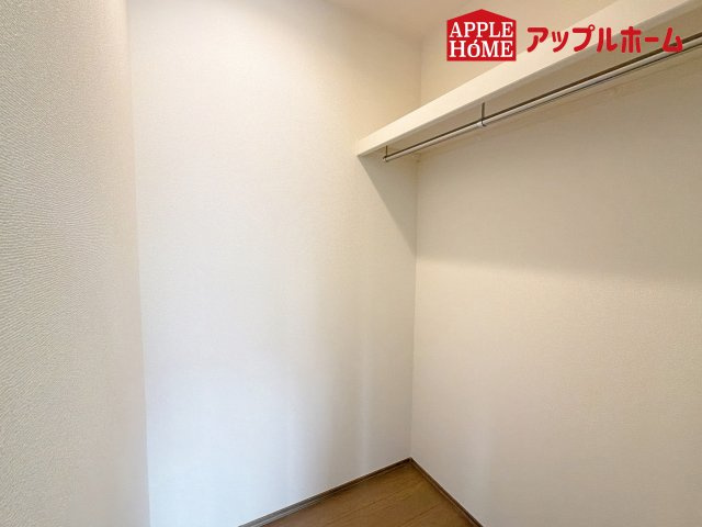 [新築住宅] さいたま市中央区鈴谷7丁目 全6棟の収納|お洋服を大切にされる方に大変喜ばれる、ウォークインクローゼット。お洋服以外にも掃除機やスーツケースなどを一箇所に集約できるのは魅力ですね！扉が一箇所ですので、お部屋の見た目にもスッキリ！