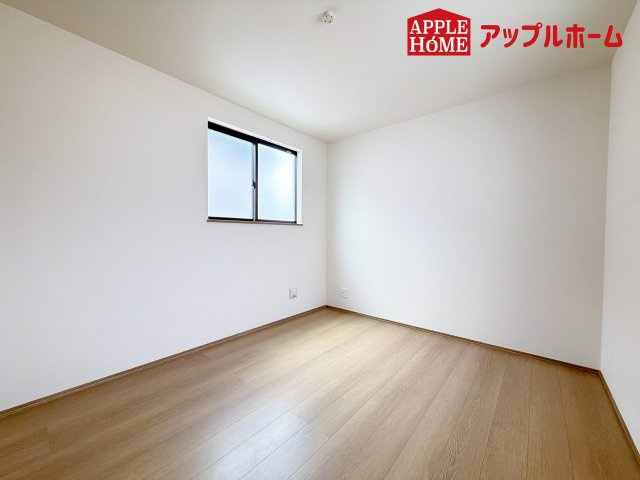 [新築住宅] さいたま市中央区鈴谷7丁目 全6棟の洋室|クローゼット付きの洋室は、収納スペースが豊富で部屋全体がすっきりと片付きやすいのが特徴です。衣類や荷物を整理しやすく、生活感を抑えた洗練された空間を保てます。