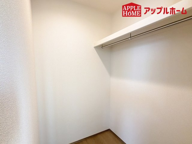 [新築住宅] さいたま市中央区鈴谷7丁目 全6棟の収納|お洋服を大切にされる方に大変喜ばれる、ウォークインクローゼット。お洋服以外にも掃除機やスーツケースなどを一箇所に集約できるのは魅力ですね！扉が一箇所ですので、お部屋の見た目にもスッキリ！