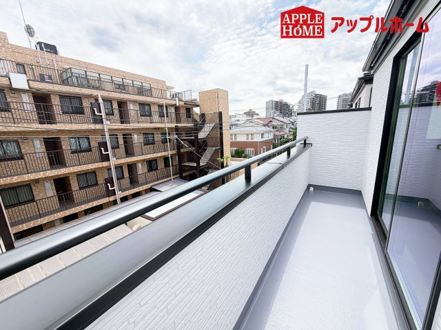 [新築住宅] さいたま市中央区鈴谷7丁目 全6棟のバルコニー|奥行を広めに取ったバルコニー♪家族分の洗濯物もしっかり干せます。日当たりも良く、毎日のお洗濯が楽しくなりそう♪