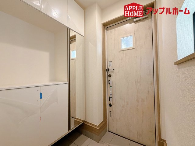 [新築住宅] さいたま市中央区鈴谷7丁目 全6棟の玄関|明るくて清潔感溢れる玄関。便利な姿見鏡＆下駄箱収納付きです♪散らかりがちな玄関もすっきりと片付きます。