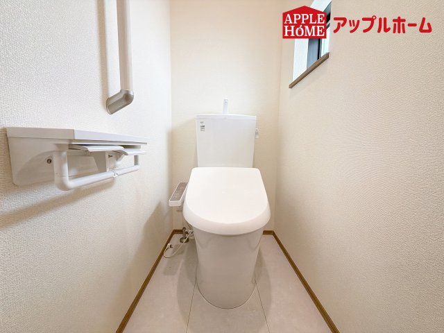 [新築住宅] さいたま市中央区鈴谷7丁目 全6棟のトイレ|温水洗浄器付き便座を標準装備してます♪窓付きで明るく、快適空間となっております。毎日使う場所だからこその配慮です。