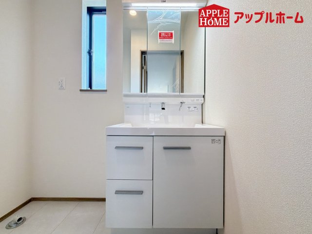[新築住宅] さいたま市中央区鈴谷7丁目 全6棟の独立洗面台|三面鏡付きの洗面化粧台ですので、たっぷりと収納いただけます。白を基調とした清潔感のある快適空間です。毎日の身支度も気持ち良くお使い頂けます！！