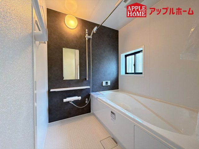 [新築住宅] さいたま市中央区鈴谷7丁目 全6棟の浴室|窓付きのバスルームは、採光もあり明るく気持ちの良い空間です。窓があることで、換気環境も良好。掃除もスムーズに出来ます