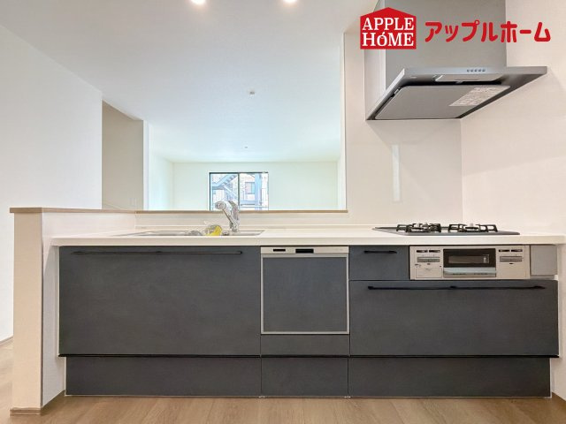 [新築住宅] さいたま市中央区鈴谷7丁目 全6棟のキッチン|リビング・ダイニングで過ごすご家族を見守りながら作業が可能な対面式のキッチン。家事負担を軽減してくれる、食器洗乾燥機付きです。