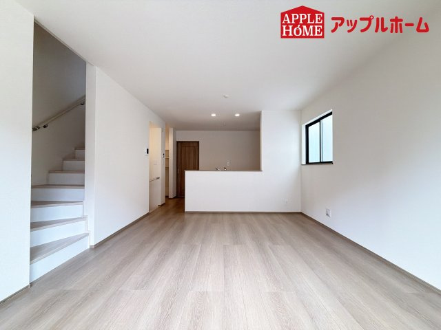 [新築住宅] さいたま市中央区鈴谷7丁目 全6棟の居間・リビング|人気の対面式キッチンで会話も弾みます！お食事の準備をしながらでもご家族とのコミュニケーションを楽しめますね♪
