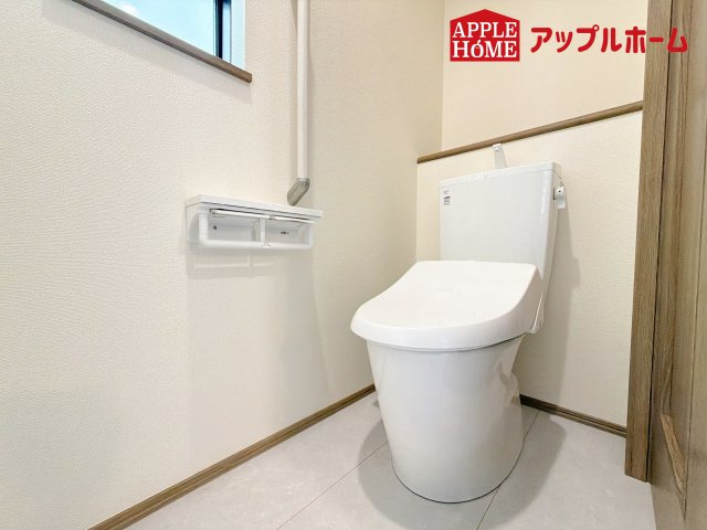 [新築住宅] さいたま市中央区鈴谷7丁目 全6棟のトイレ|温水洗浄器付き便座を標準装備してます♪窓付きで明るく、快適空間となっております。毎日使う場所だからこその配慮です。
