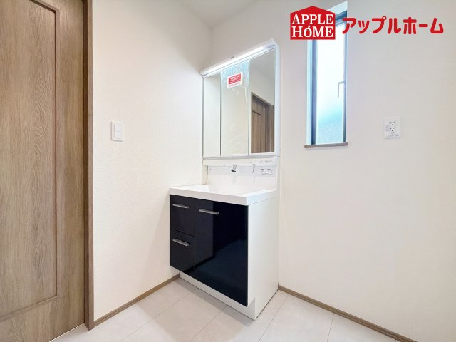 [新築住宅] さいたま市中央区鈴谷7丁目 全6棟の独立洗面台|三面鏡付きの洗面化粧台ですので、たっぷりと収納いただけます。白を基調とした清潔感のある快適空間です。毎日の身支度も気持ち良くお使い頂けます！！