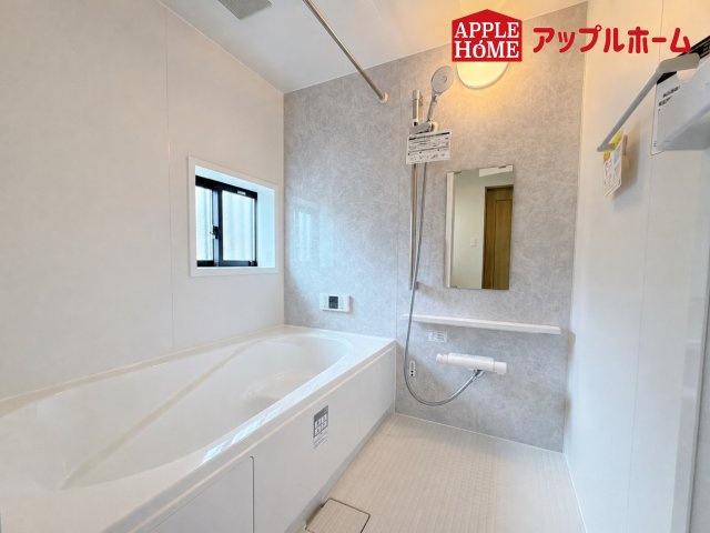 [新築住宅] さいたま市中央区鈴谷7丁目 全6棟の浴室|窓付きのバスルームは、採光もあり明るく気持ちの良い空間です。窓があることで、換気環境も良好。掃除もスムーズに出来ます