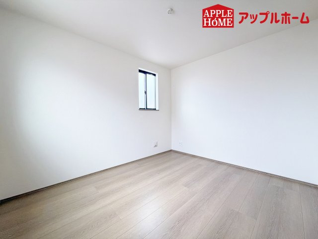 [新築住宅] さいたま市中央区鈴谷7丁目 全6棟の洋室|クローゼット付きの洋室は、収納スペースが豊富で部屋全体がすっきりと片付きやすいのが特徴です。衣類や荷物を整理しやすく、生活感を抑えた洗練された空間を保てます。