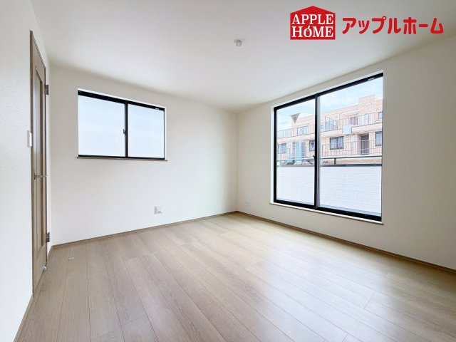 [新築住宅] さいたま市中央区鈴谷7丁目 全6棟の洋室|クローゼット付きの洋室は、収納スペースが豊富で部屋全体がすっきりと片付きやすいのが特徴です。衣類や荷物を整理しやすく、生活感を抑えた洗練された空間を保てます。