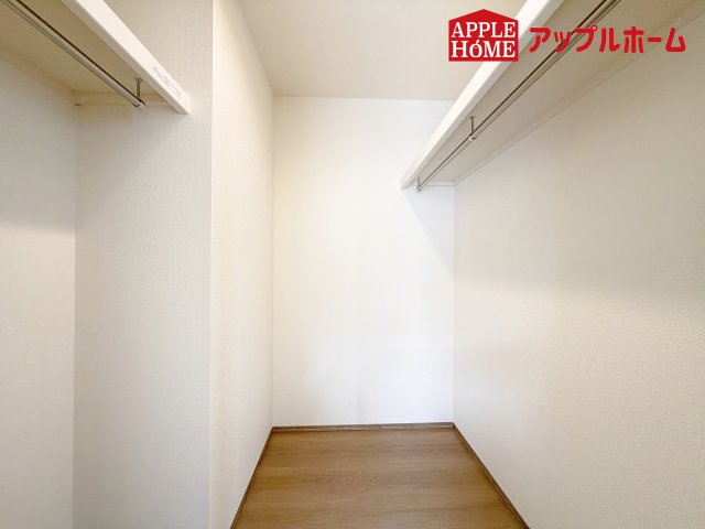 [新築住宅] さいたま市中央区鈴谷7丁目 全6棟の収納|お洋服を大切にされる方に大変喜ばれる、ウォークインクローゼット。お洋服以外にも掃除機やスーツケースなどを一箇所に集約できるのは魅力ですね！扉が一箇所ですので、お部屋の見た目にもスッキリ！