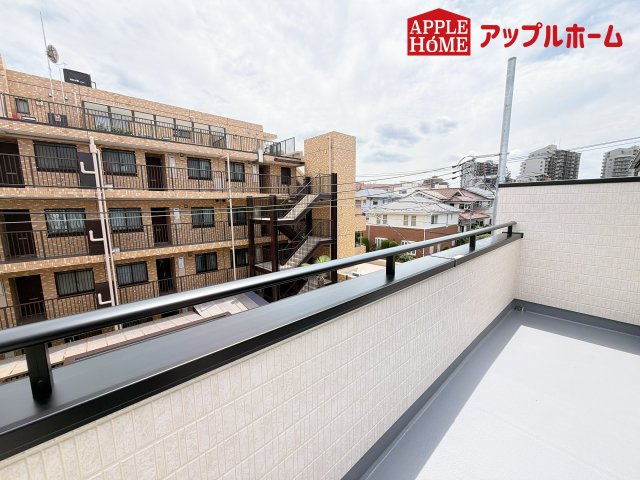 [新築住宅] さいたま市中央区鈴谷7丁目 全6棟のバルコニー|奥行を広めに取ったバルコニー♪家族分の洗濯物もしっかり干せます。日当たりも良く、毎日のお洗濯が楽しくなりそう♪