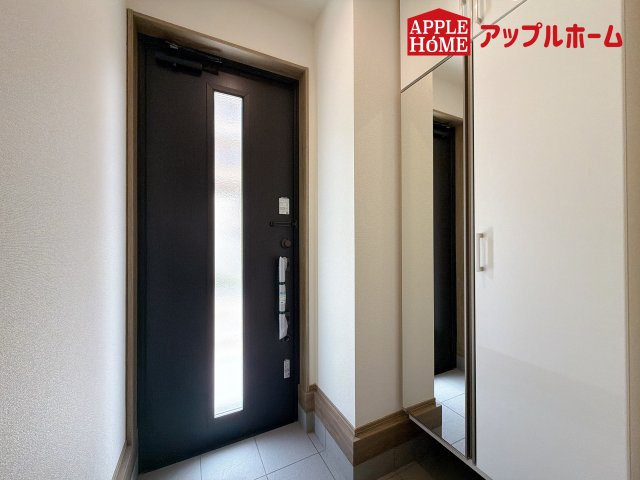 [新築住宅] さいたま市中央区鈴谷7丁目 全6棟の玄関|明るくて清潔感溢れる玄関。便利な姿見鏡＆下駄箱収納付きです♪散らかりがちな玄関もすっきりと片付きます。