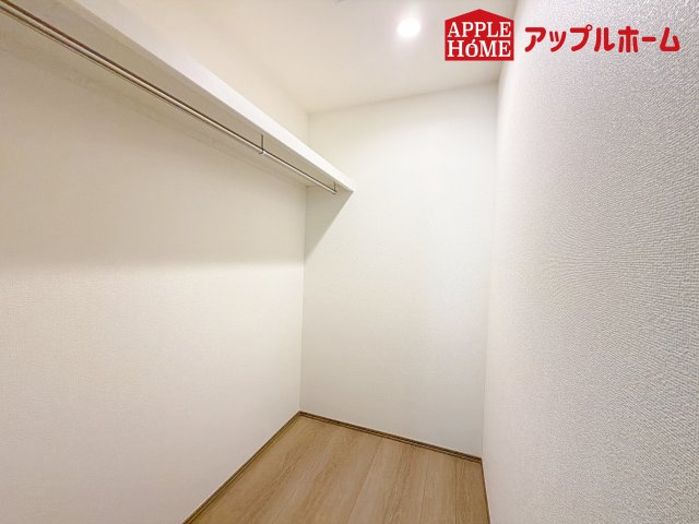 [新築住宅] さいたま市中央区鈴谷7丁目 全6棟の収納|お洋服を大切にされる方に大変喜ばれる、ウォークインクローゼット。お洋服以外にも掃除機やスーツケースなどを一箇所に集約できるのは魅力ですね！扉が一箇所ですので、お部屋の見た目にもスッキリ！