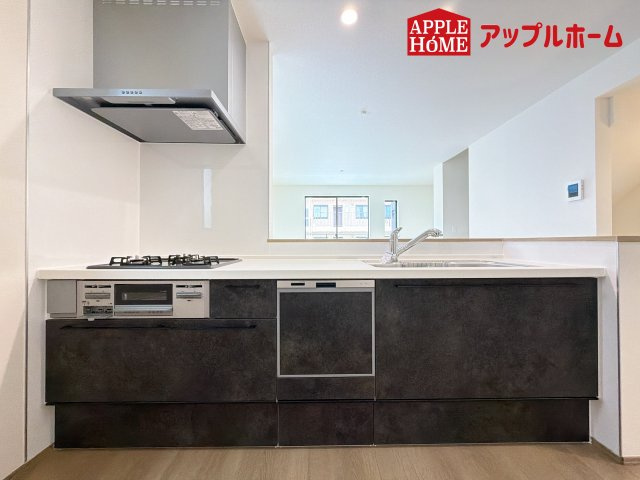 [新築住宅] さいたま市中央区鈴谷7丁目 全6棟のキッチン|リビング・ダイニングで過ごすご家族を見守りながら作業が可能な対面式のキッチン。家事負担を軽減してくれる、食器洗乾燥機付きです。
