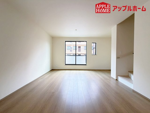 [新築住宅] さいたま市中央区鈴谷7丁目 全6棟の居間・リビング|明るい日差しがさすリビングは、家族の憩い空間。お庭を眺めながら、毎日話が弾みそうですね♪