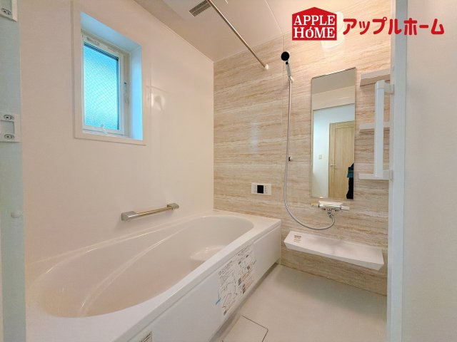 [新築住宅] さいたま市浦和区大東2丁目 全3棟の浴室|窓付きのバスルームは、採光もあり明るく気持ちの良い空間です。窓があることで、換気環境も良好。掃除もスムーズに出来ます