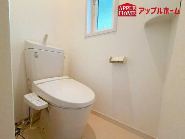 [新築住宅] さいたま市浦和区大東2丁目 全3棟のトイレ|白を基調とした清潔感のある明るい空間。温水洗浄便座付きで、毎日快適・清潔に使用できます。操作しやすい壁面リモコンを採用しています。