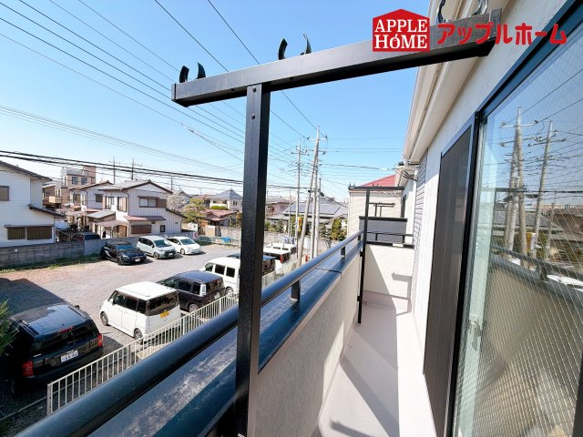 [新築住宅] さいたま市浦和区大東2丁目 全3棟のバルコニー|家族分の洗濯物もしっかり干せます。日当たりも良く、毎日のお洗濯が楽しくなりそう♪お布団は手軽に干せていつもポカポカに☆