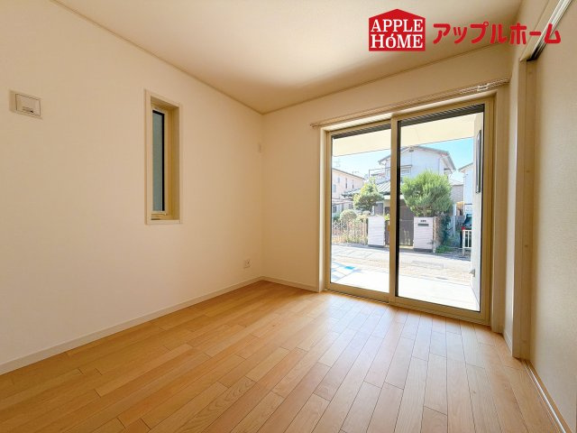 [新築住宅] さいたま市浦和区大東2丁目 全3棟の洋室|広々とした居住空間は日々の暮らしを彩り、心のやすらぎと満足感を与えてくれます。通風と採光を考慮した設計は子供たちはのびのび育ち、家族でくつろぎと団らんを生み出します。