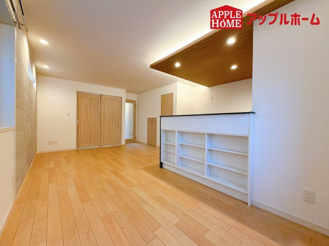 [新築住宅] さいたま市浦和区大東2丁目 全3棟の居間・リビング|対面式キッチンは、家族のコミュニケーションを育み、子育て家族にも好適なプラン！リビングで寛ぐご家族をいつも感じられます♪会話を楽しみながら家事ができ、小さいお子様がいても安心です！