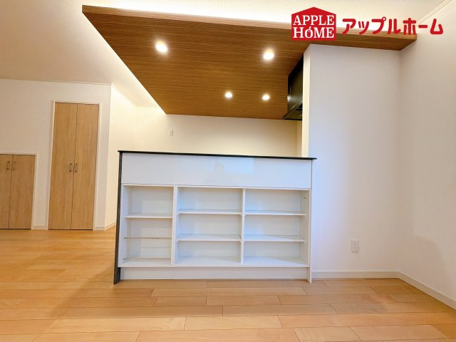 [新築住宅] さいたま市浦和区大東2丁目 全3棟の居間・リビング|広々リビング×対面キッチンで家族の会話も弾みます♪家族団らんの秘訣は間取りにあり☆夢のマイホームを一緒に叶えましょう！