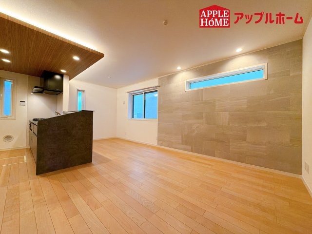 [新築住宅] さいたま市浦和区大東2丁目 全3棟の居間・リビング|窓から差し込む光で家族を温かく包み込みます。明るいリビングで子育てする喜びを☆いつでも見学可能です！