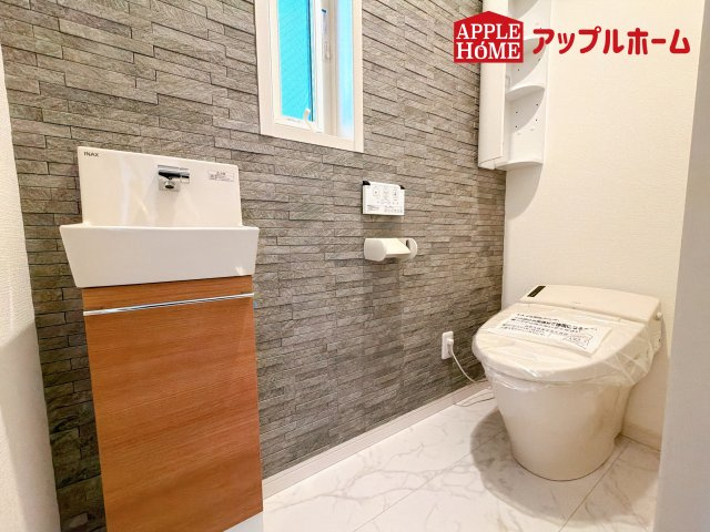 [新築住宅] さいたま市浦和区大東2丁目 全3棟のトイレ|白を基調とした清潔感のある明るい空間。温水洗浄便座付きで、毎日快適・清潔に使用できます。操作しやすい壁面リモコンを採用しています。