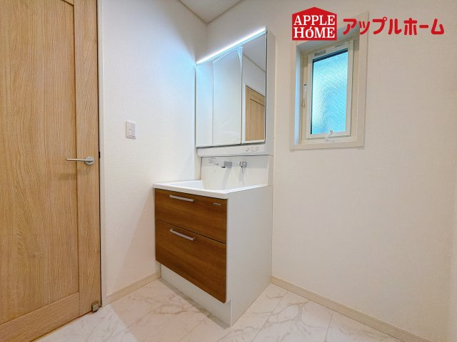 [新築住宅] さいたま市浦和区大東2丁目 全3棟の独立洗面台|ゆとりの洗面スペースで朝の身支度も快適スムーズに。３面鏡で髪のセットやお化粧もストレスなくこなせ、朝から気分良く通勤通学に向かえそうですね！鏡の裏にはたっぷりと収納スペースを標準装備