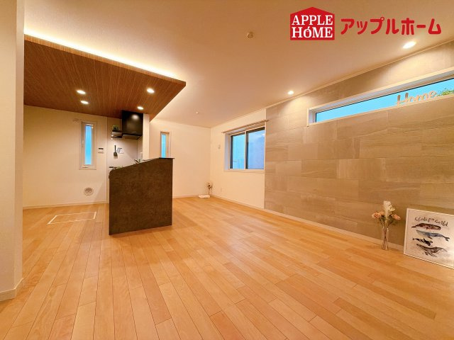 [新築住宅] さいたま市浦和区大東2丁目 全3棟の居間・リビング|窓から差し込む光で家族を温かく包み込みます。明るいリビングで子育てする喜びを☆いつでも見学可能です！