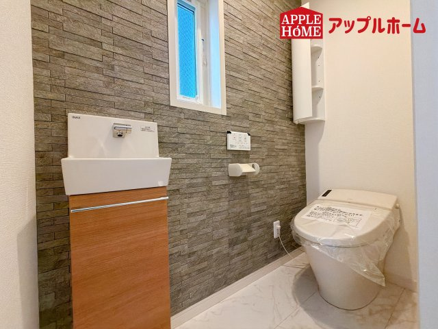 [新築住宅] さいたま市浦和区大東2丁目 全3棟のトイレ|白を基調とした清潔感のある明るい空間。温水洗浄便座付きで、毎日快適・清潔に使用できます。操作しやすい壁面リモコンを採用しています。