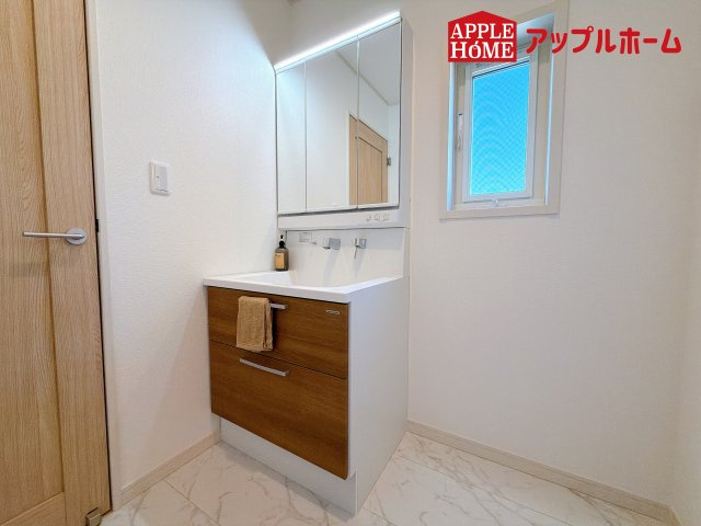 [新築住宅] さいたま市浦和区大東2丁目 全3棟の独立洗面台|ゆとりの洗面スペースで朝の身支度も快適スムーズに。３面鏡で髪のセットやお化粧もストレスなくこなせ、朝から気分良く通勤通学に向かえそうですね！鏡の裏にはたっぷりと収納スペースを標準装備