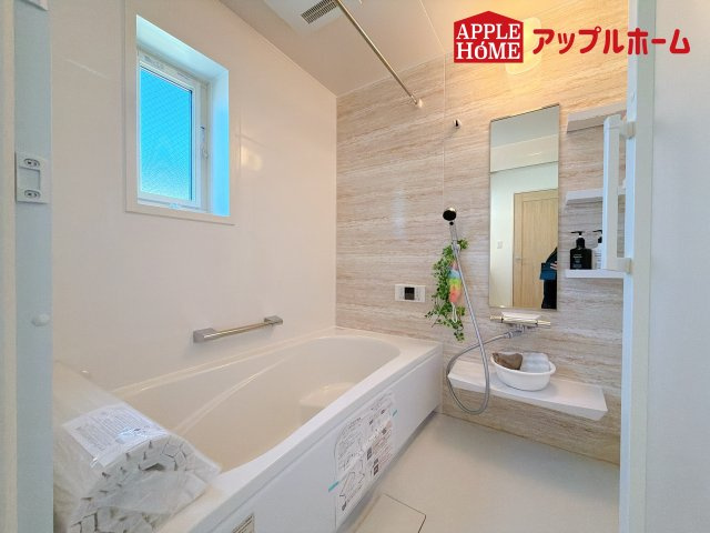 [新築住宅] さいたま市浦和区大東2丁目 全3棟の浴室|窓付きのバスルームは、採光もあり明るく気持ちの良い空間です。窓があることで、換気環境も良好。掃除もスムーズに出来ます