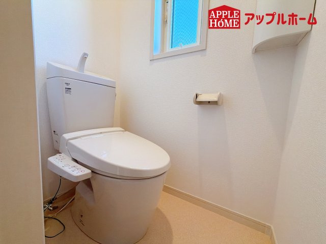[新築住宅] さいたま市浦和区大東2丁目 全3棟のトイレ|白を基調とした清潔感のある明るい空間。温水洗浄便座付きで、毎日快適・清潔に使用できます。操作しやすい壁面リモコンを採用しています。