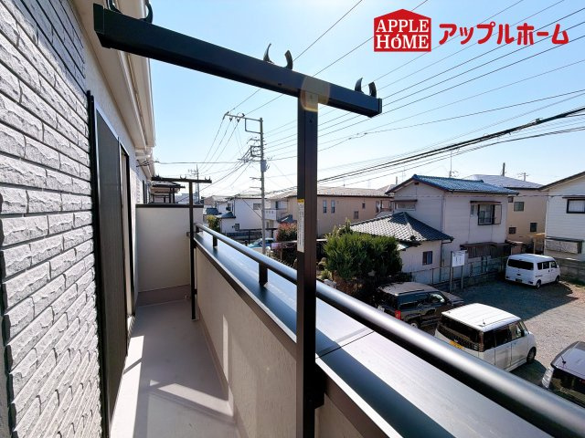 [新築住宅] さいたま市浦和区大東2丁目 全3棟のバルコニー|家族分の洗濯物もしっかり干せます。日当たりも良く、毎日のお洗濯が楽しくなりそう♪お布団は手軽に干せていつもポカポカに☆