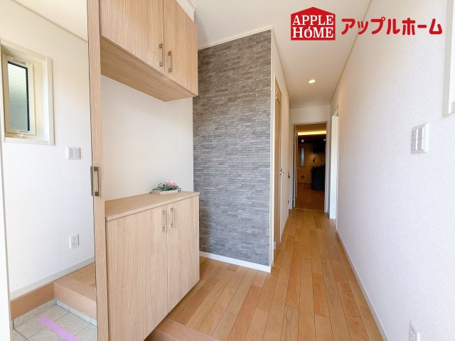 [新築住宅] さいたま市浦和区大東2丁目 全3棟の玄関|明るく清潔感のある玄関でお客様を迎えるスペースをパッと明るい印象に！大容量の収納力で大家族の履物もすっきり収納できます♪
