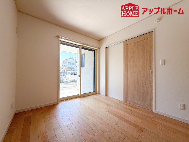 [新築住宅] さいたま市浦和区大東2丁目 全3棟の洋室|広々とした居住空間は日々の暮らしを彩り、心のやすらぎと満足感を与えてくれます。通風と採光を考慮した設計は子供たちはのびのび育ち、家族でくつろぎと団らんを生み出します。