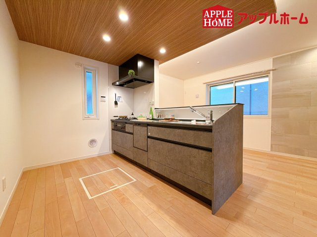 [新築住宅] さいたま市浦和区大東2丁目 全3棟のキッチン|対面式キッチンは、家族のコミュニケーションを育み、子育て家族にも好適なプラン！リビングで寛ぐご家族をいつも感じられます♪会話を楽しみながら家事ができ、小さいお子様がいても安心です！