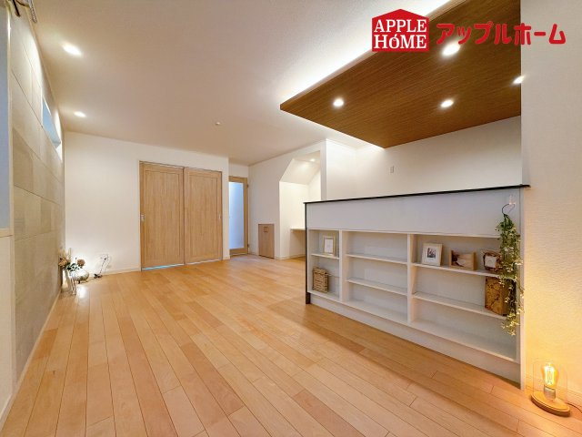 [新築住宅] さいたま市浦和区大東2丁目 全3棟の居間・リビング|広々リビング×対面キッチンで家族の会話も弾みます♪家族団らんの秘訣は間取りにあり☆夢のマイホームを一緒に叶えましょう！