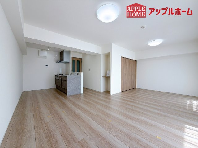 [中古マンション] グリーンパーク大宮の居間・リビング|広々リビング×対面キッチンで家族の会話も弾みます♪
