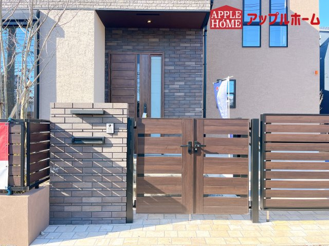 [新築住宅] さいたま市北区盆栽町 全2邸の玄関|住まう人も来客も入った時にワクワクさせてくれるオシャレな玄関♪収納もたっぷりあるので、靴がたくさんあっても安心！