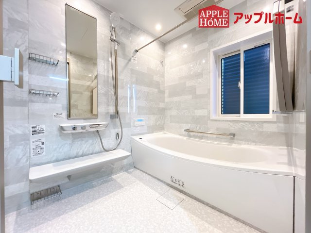[新築住宅] さいたま市北区盆栽町 全2邸の浴室|窓付きのバスルームは、採光もあり明るく気持ちの良い空間です。窓があることで、換気環境も良好。掃除もスムーズに出来ます