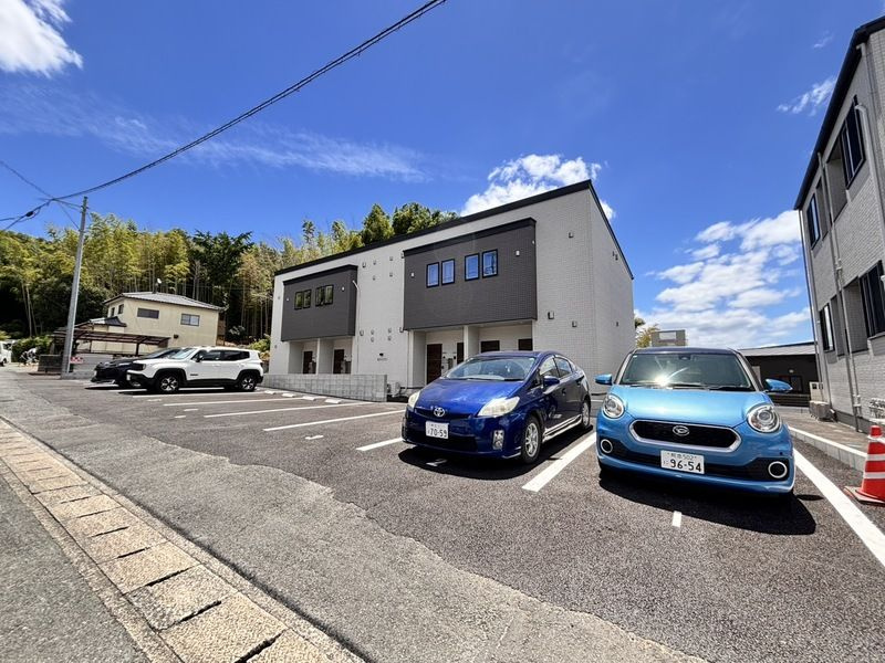 セレン神園の駐車場