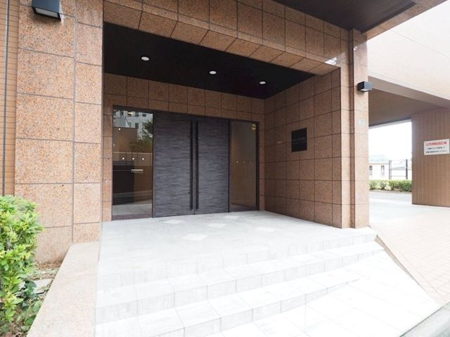 レジディア島津山のエントランス