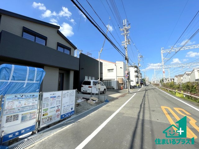 ■枚方市牧野下島町　新築一戸建ての前面道路含む現地写真|周辺は閑静な住宅街！前面道路広々で車の出し入れも便利です。駐車が苦手な方でも安心して車庫入れできます！
