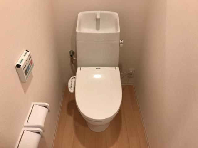 温水洗浄便座付きのトイレです♪