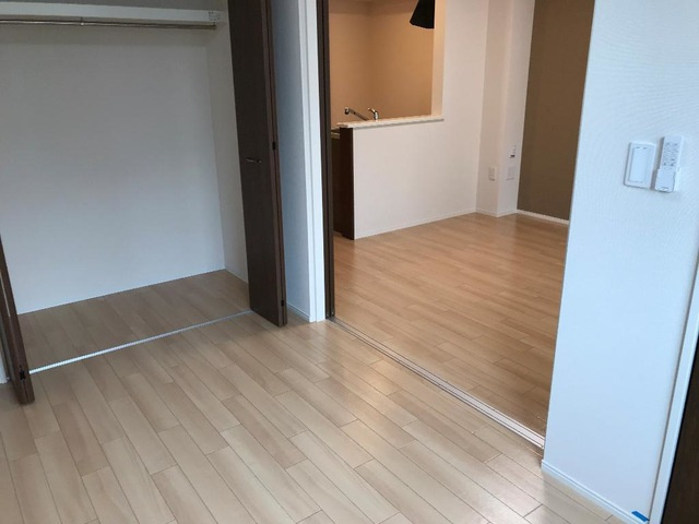 クローバーの洋室