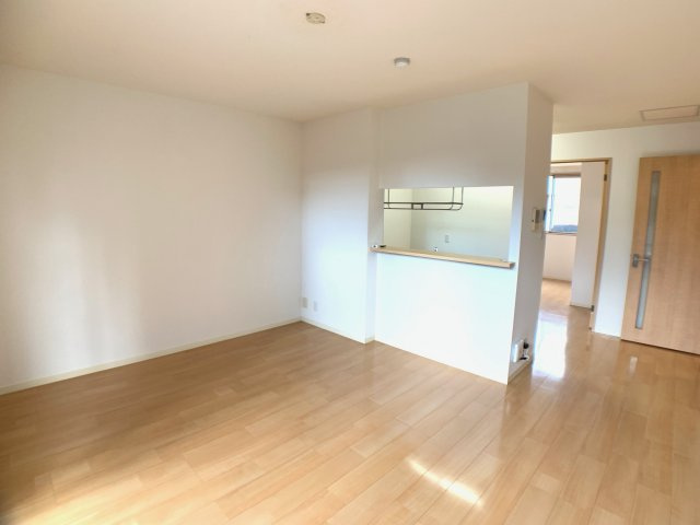 丹波市柏原町南多田のアパートの居間・リビング|カウンターキッチンを採用しています◇