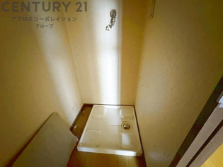 洗濯物の仕分け作業がしやすく、整理整頓が容易になります。洗濯音や湿気を他の部屋に持ち込まず、生活環境を快適に保ちます。上部を活用すれば収納スペースを確保でき洗剤や洗濯用品の整理もしやすくなります。
